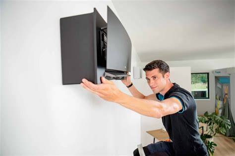 Erkend monteur installeert split unit airconditioner